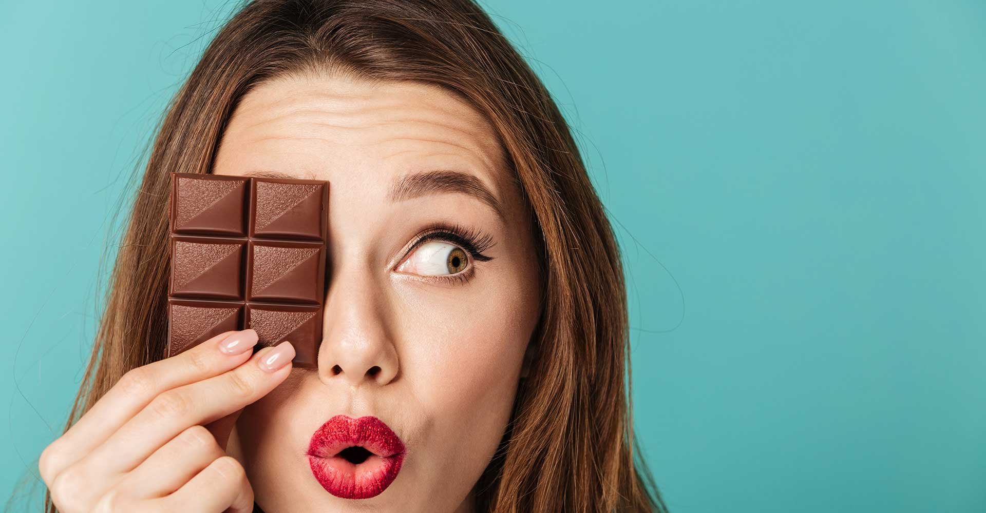 Modelo Segurando Chocolate Perto Dos Olhos